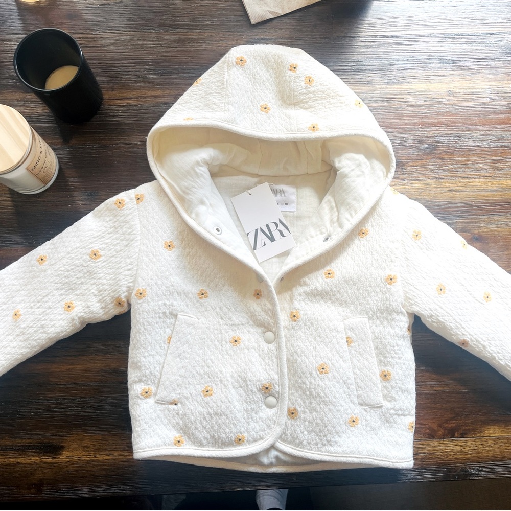 Bnwt Zara all over embroidery tiny pretty yellow flowers. 🌸 soft cotton body